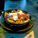 Huevos rotos con jamón en virutas